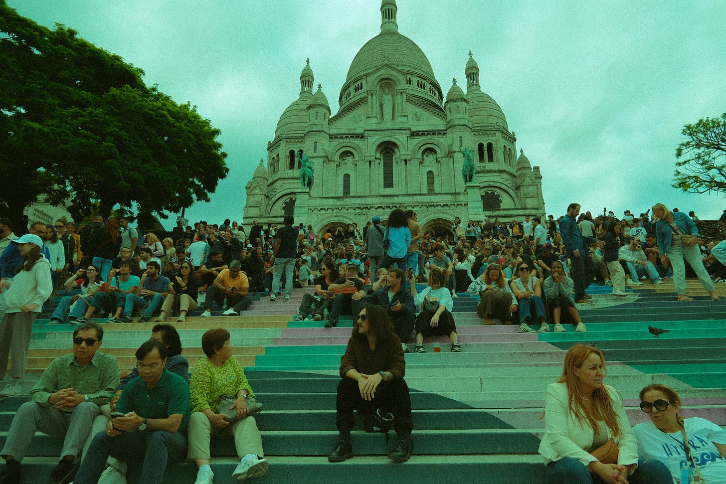 Em meio aos turistas na Basilique du Sacré-Cœur de Montmartre.