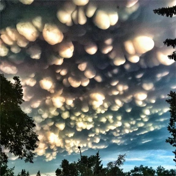 UFO or Crazy Cloud? 'Weird Cloud Atlas' Helps You Decide | Smart News|  Smithsonian Magazine