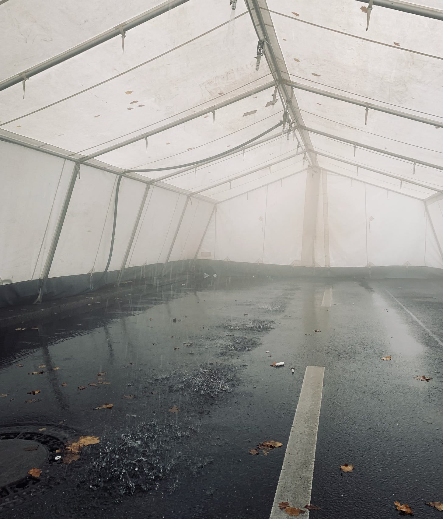 empty showering tent at the berlin marathon 2019