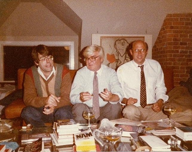 Leer Stephen King on Twitter: "Stephen King junto a su editor, Bill Thompson,  y el escritor Peter Straub durante la fiesta de cumpleaños de este último  en 1984. https://t.co/9d8WB2yCLa" / Twitter
