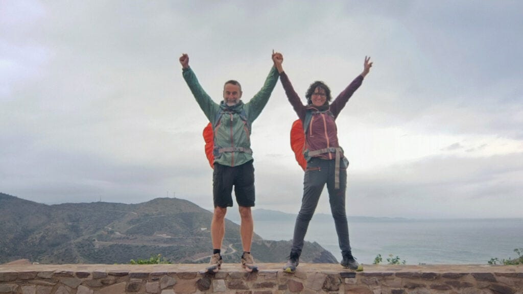 Patri y Fer celebran que han llegado al final del camino, con los brazos en alto