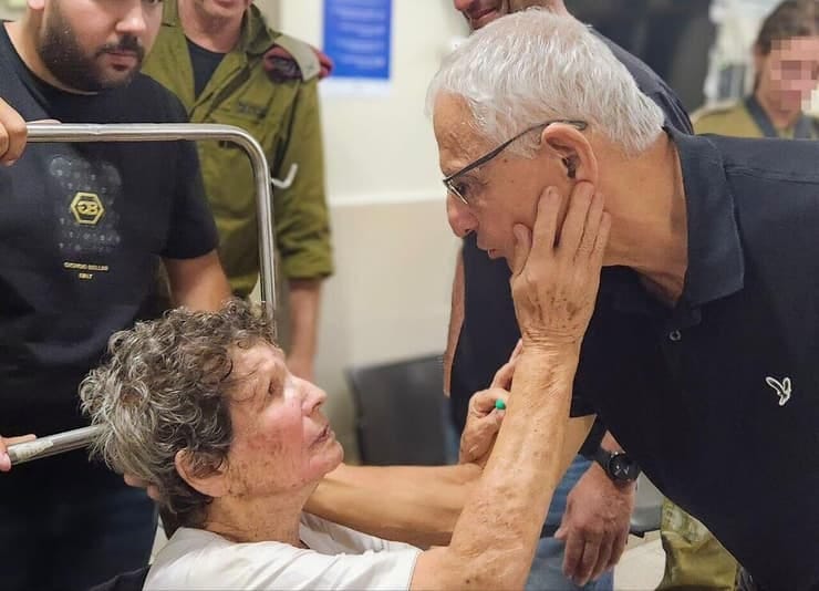  Yocheved Lifshitz in Ichilov Hospital after being released from Hamas captivity