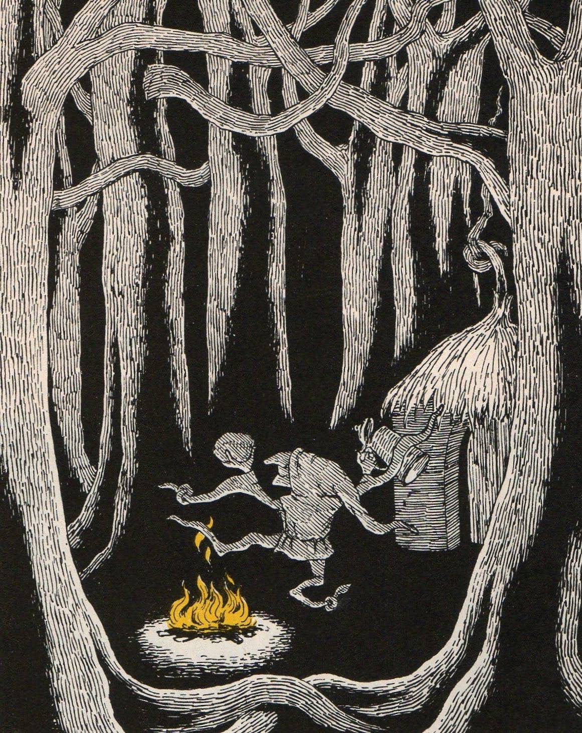 Illustrazione in inchiostro con un folletto che balla attorno al fuoco, in una foresta, davanti a una capanna. Tutti gli elementi sono in bianco e nero, tranne il fuoco che è giallo.