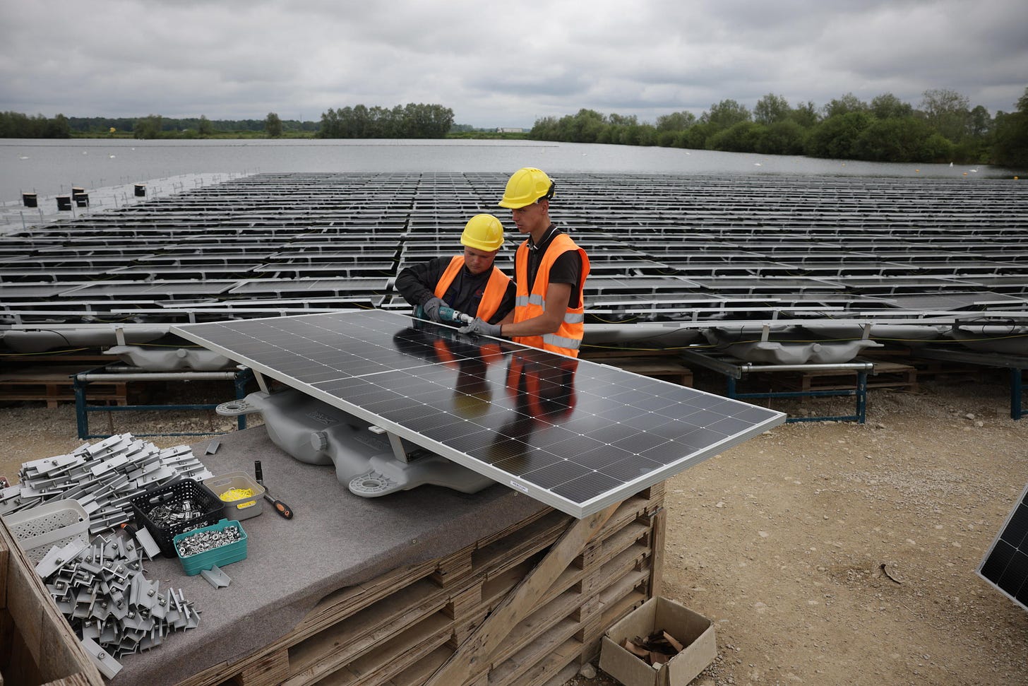 Sur le chantier du plus grand parc photovoltaïque flottant d'Europe, en  Haute-Marne - Le Parisien