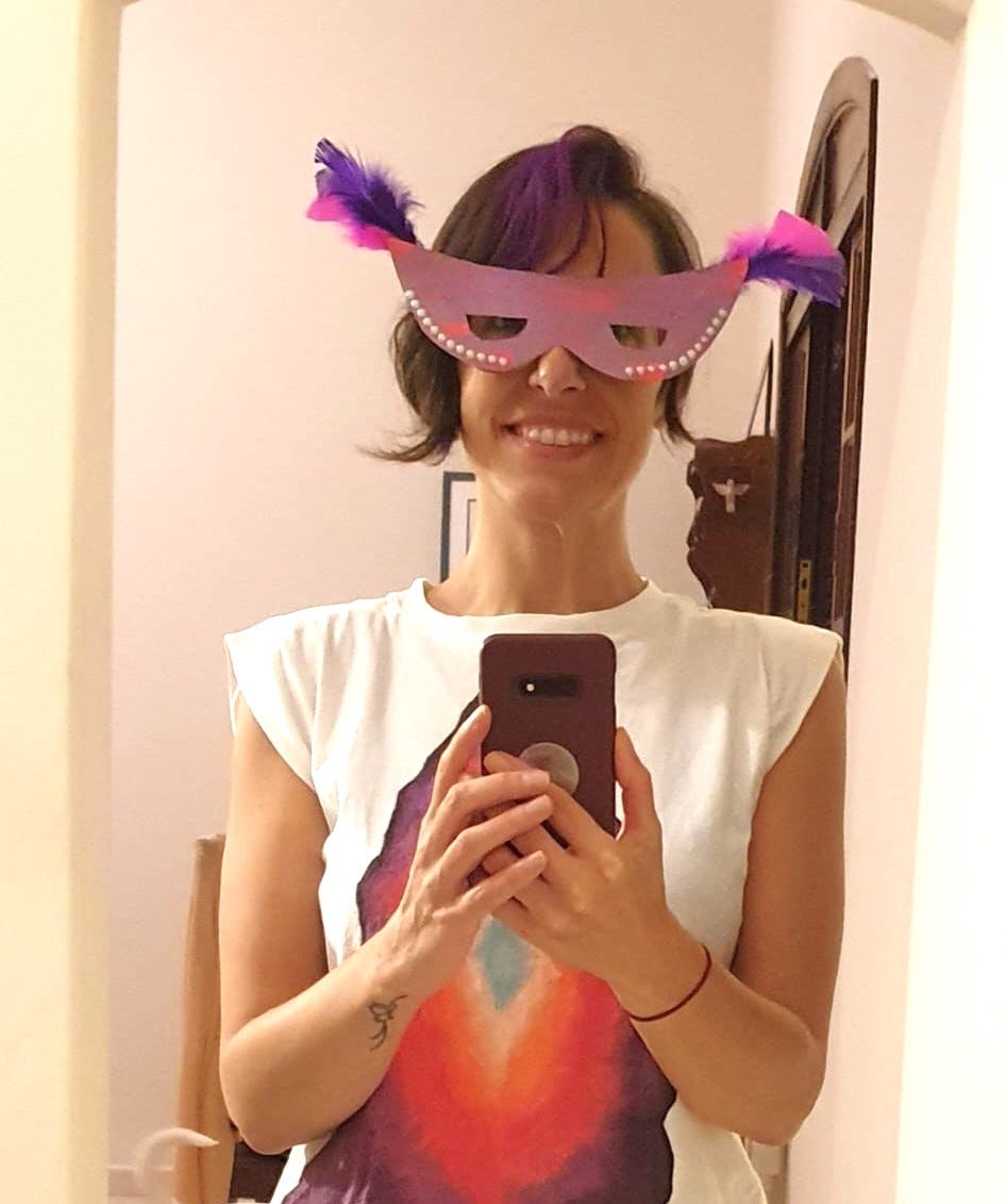 Uma selfie no espelho, com uma máscara improvizada de carnaval.