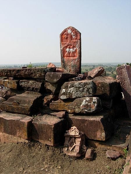 Pilar Sati en el templo. Bhojpur, Madhya Pradesh, India. (CC BY-SA 3.0)