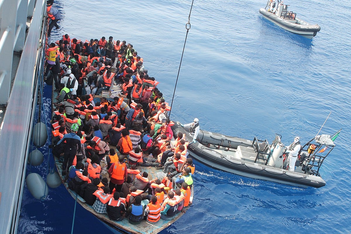 Irish Naval personnel from the LÉ Eithne rescuing migrants as part of Operation Triton (Source: Irish Defense Force, CC BY 2.0)