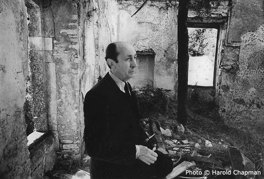 Homme debout dans une maison en ruine, Languedoc; image du poète occitan Max Rouquette