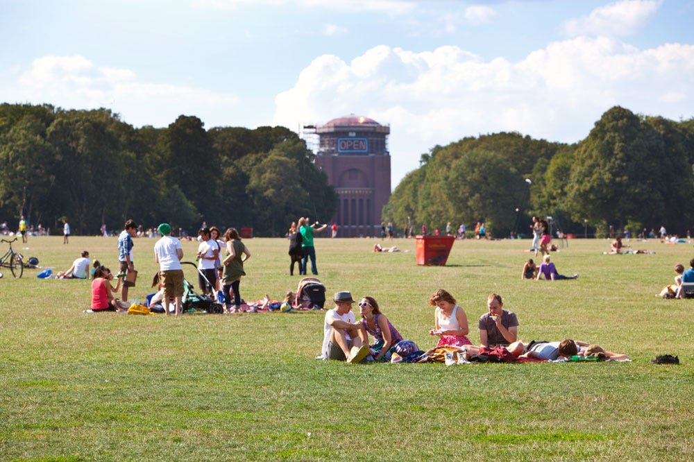                Ein Sommerabend in Hamburg: Für viele ist die große Wiese im Stadtpark der ideale Ort zum Entspannen und Freunde treffen.   Bild: © Werner Bartsch  