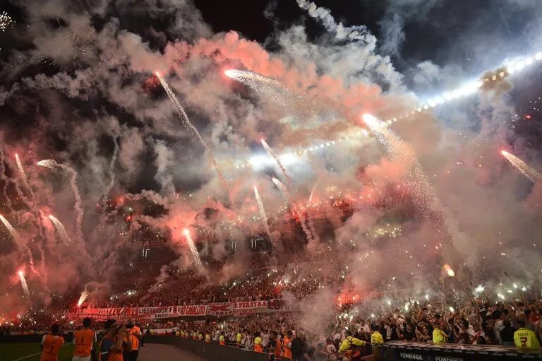 El despliegue de pirotecnia en el estadio de River Plate