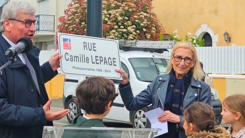 The mayor of Angers, Jean-Marc Verchère, inaugurated the street in memory of Camille Lepage, with the mother of the photojournalist, Maryvonne Lepage. © Angers.Villactu.fr