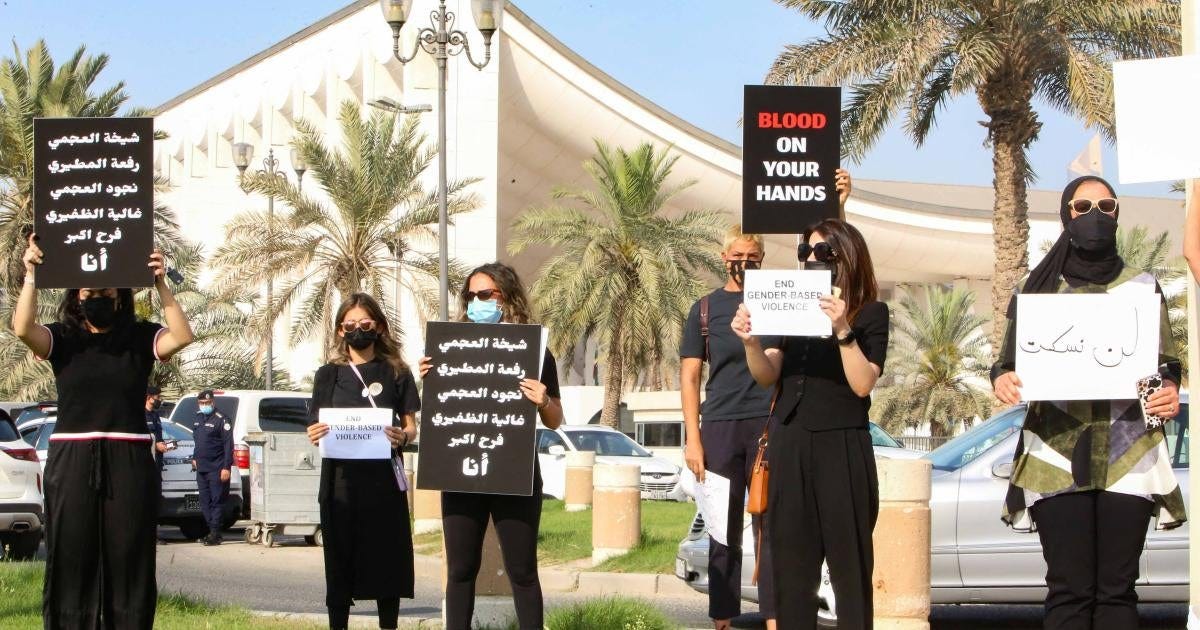 Kuwaitin ihmisoikeudet ovat merkittävä huolenaihe. Kuvassa naiset osoittavat maassa tapahtumaa hyvin yleistä naisiin kohdistuvaa systemaattista väkivaltaa.