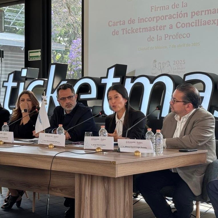 Al centro, Iván Escalante Ruiz, jefe de la Profeco, y Ana María Arroyo, jefa de Ticketmaster México, el 7 de abril de 2025. Foto: Profeco https://www.gob.mx/profeco/prensa/ticketmaster-mexico-se-suma-a-conciliaexpres-de-la-profeco-en-beneficio-de-las-y-los-consumidores?state=published Al centro, Iván Escalante Ruiz, jefe de la Profeco, y Ana María Arroyo, jefa de Ticketmaster México, el 7 de abril de 2025. Foto: Profeco https://www.gob.mx/profeco/prensa/ticketmaster-mexico-se-suma-a-conciliaexpres-de-la-profeco-en-beneficio-de-las-y-los-consumidores?state=published
