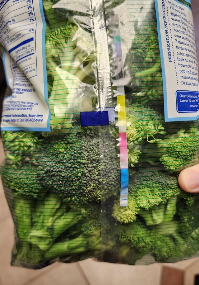 r/mildlyinteresting - This packaging uses an optical illusion to make the vegetables look more green