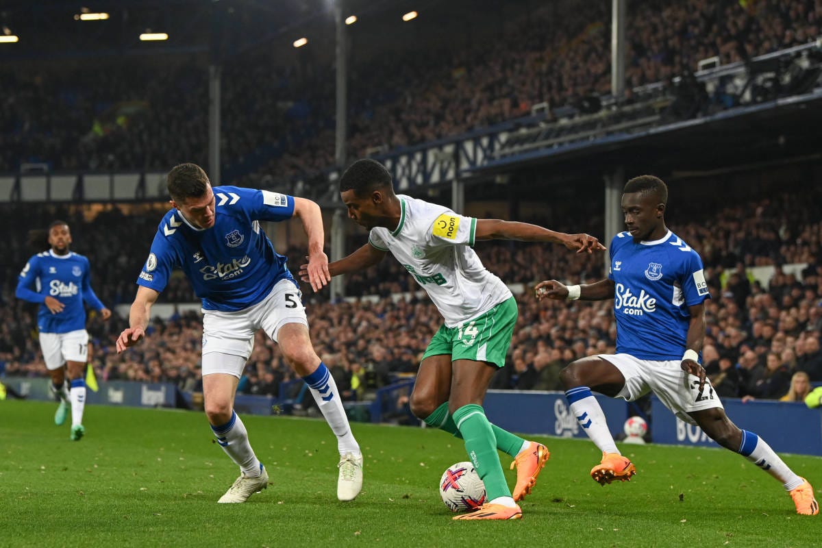 Alexander Isak makes epic assist vs Everton with dazzling dribble - Futbol  on FanNation