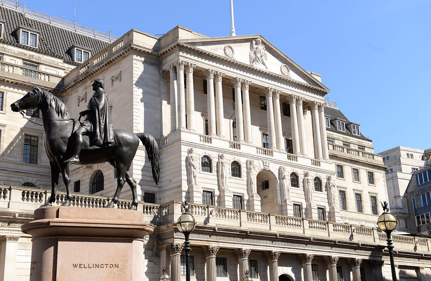 UK interest rates: Bank of England hikes by a quarter percentage point |  CNN Business