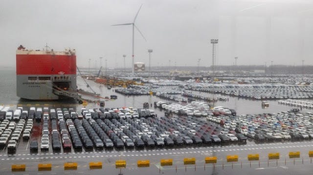 Na terminal do porto de Zeebrugge na Blgica, os carros eltrricos chineses ficam em at 18 meses aguardando comprador