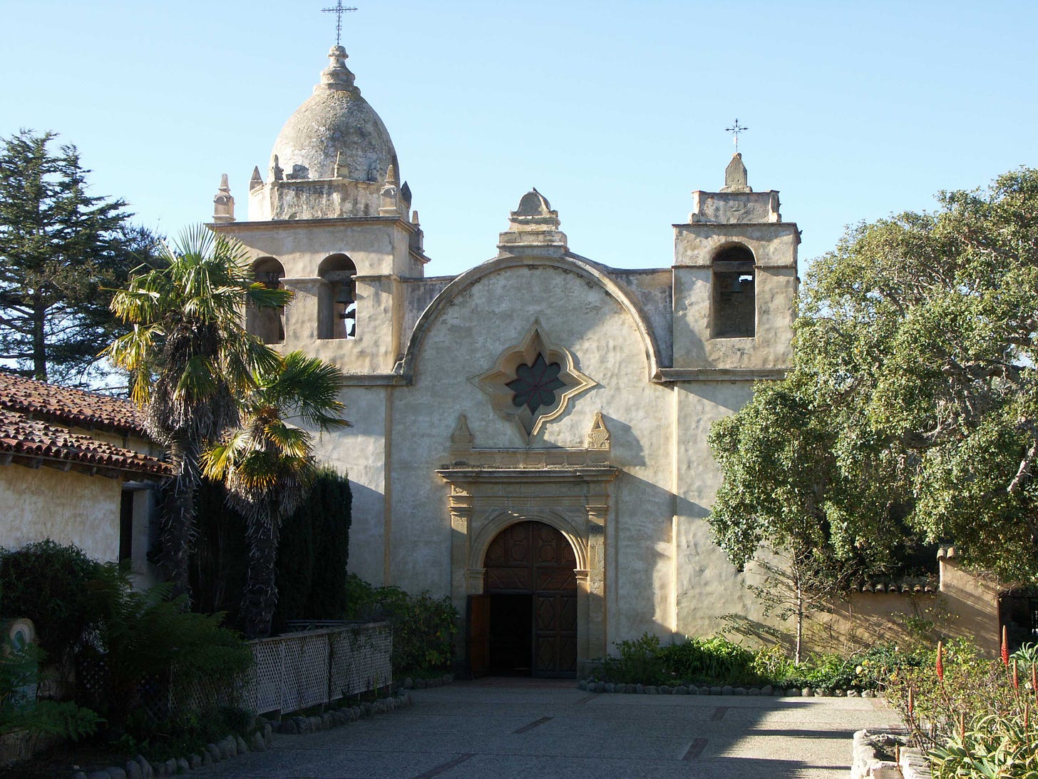 La 'Misión San Carlos Borromeo de Carmelo', ubicada a la ciutat de Carmel, al comtat de Monterrey, Califòrnia, Estats Units d'Amèrica.