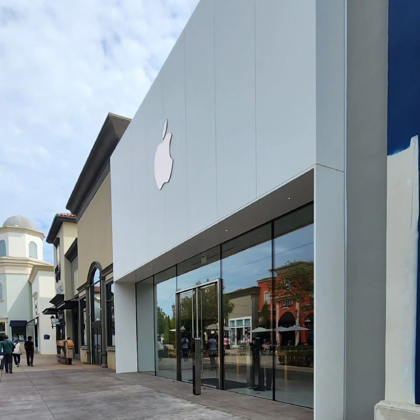 The exterior of Apple Bridge Street. The facade is composed of large quartz panels.