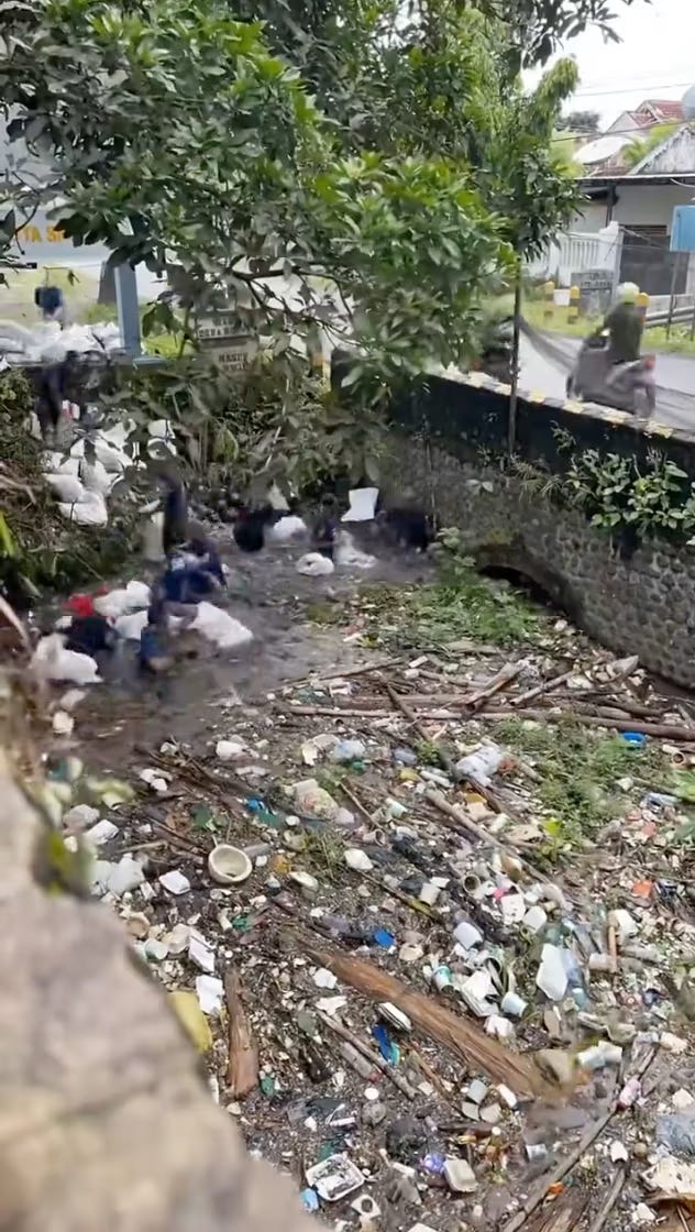 Pencemaran plastik di sungai-sungai di Indonesia