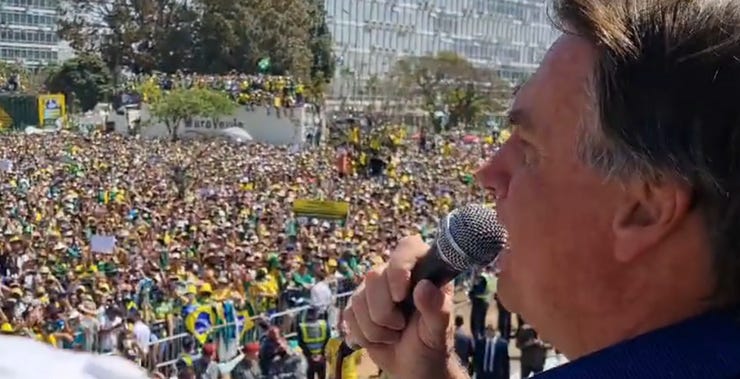 Jair Bolsonaro spreekt menigte toe op 7 september 2021. Video-still van Facebook.