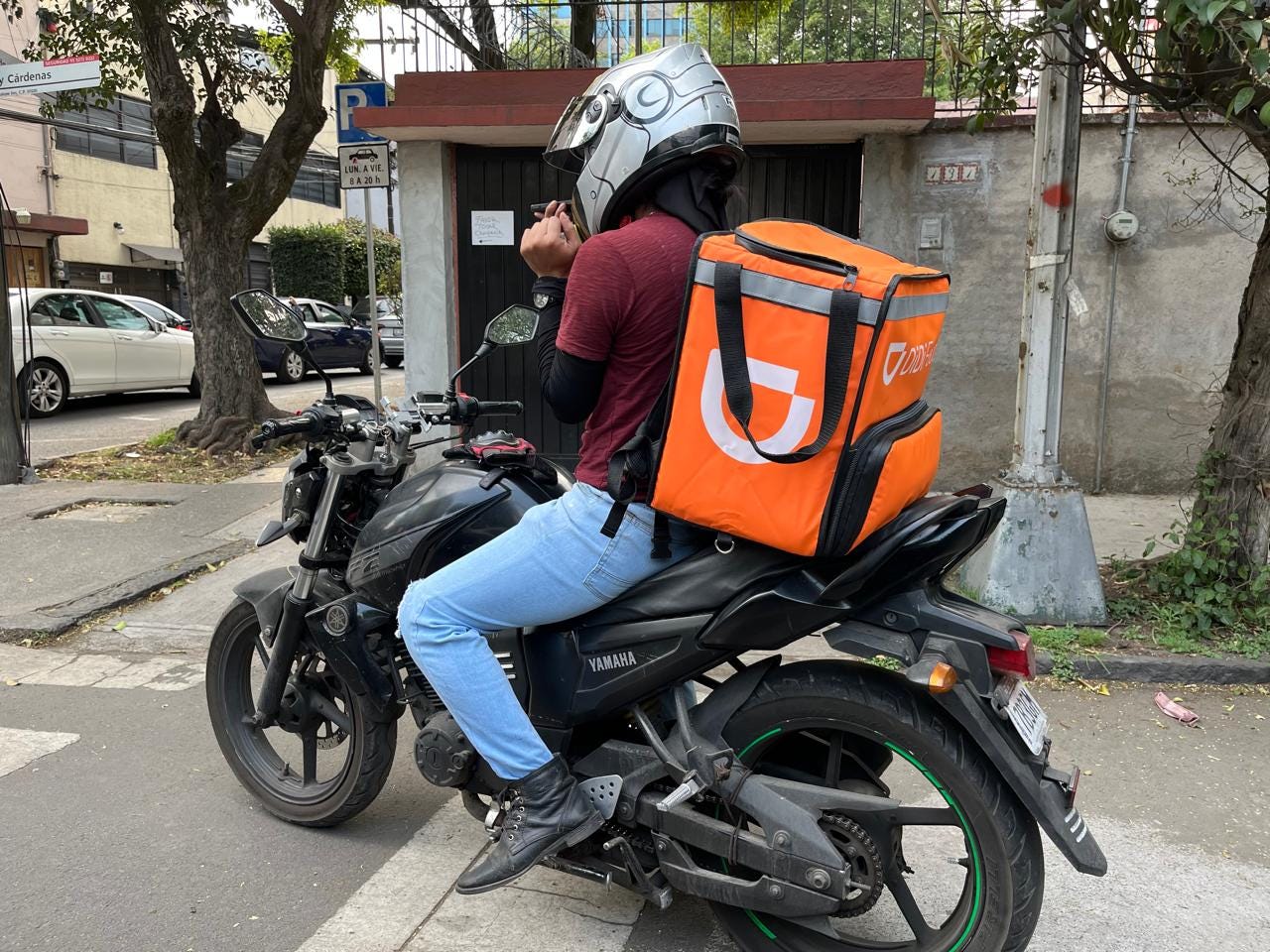 Un repartidor de Didi, en una esquina de la Ciudad de México. Foto: JSG Un repartidor de Didi Eats, un servicio de entrega de comida a domicilio, en una esquina de la Ciudad de México. Foto: JSG