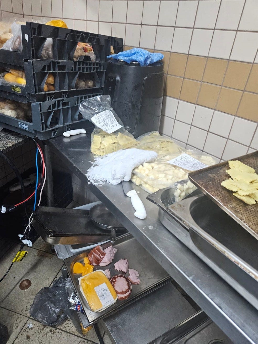Veja novas fotos do camarote que preparava comida em banheiro da Sapucaí