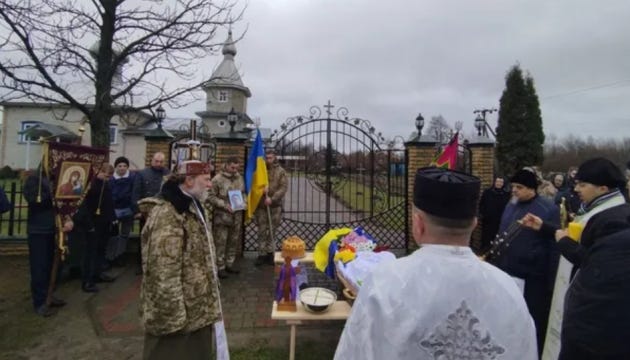 На Волині полеглого воїна відспівували під брамою храму, бо священник УПЦ МП не пустив до церкви