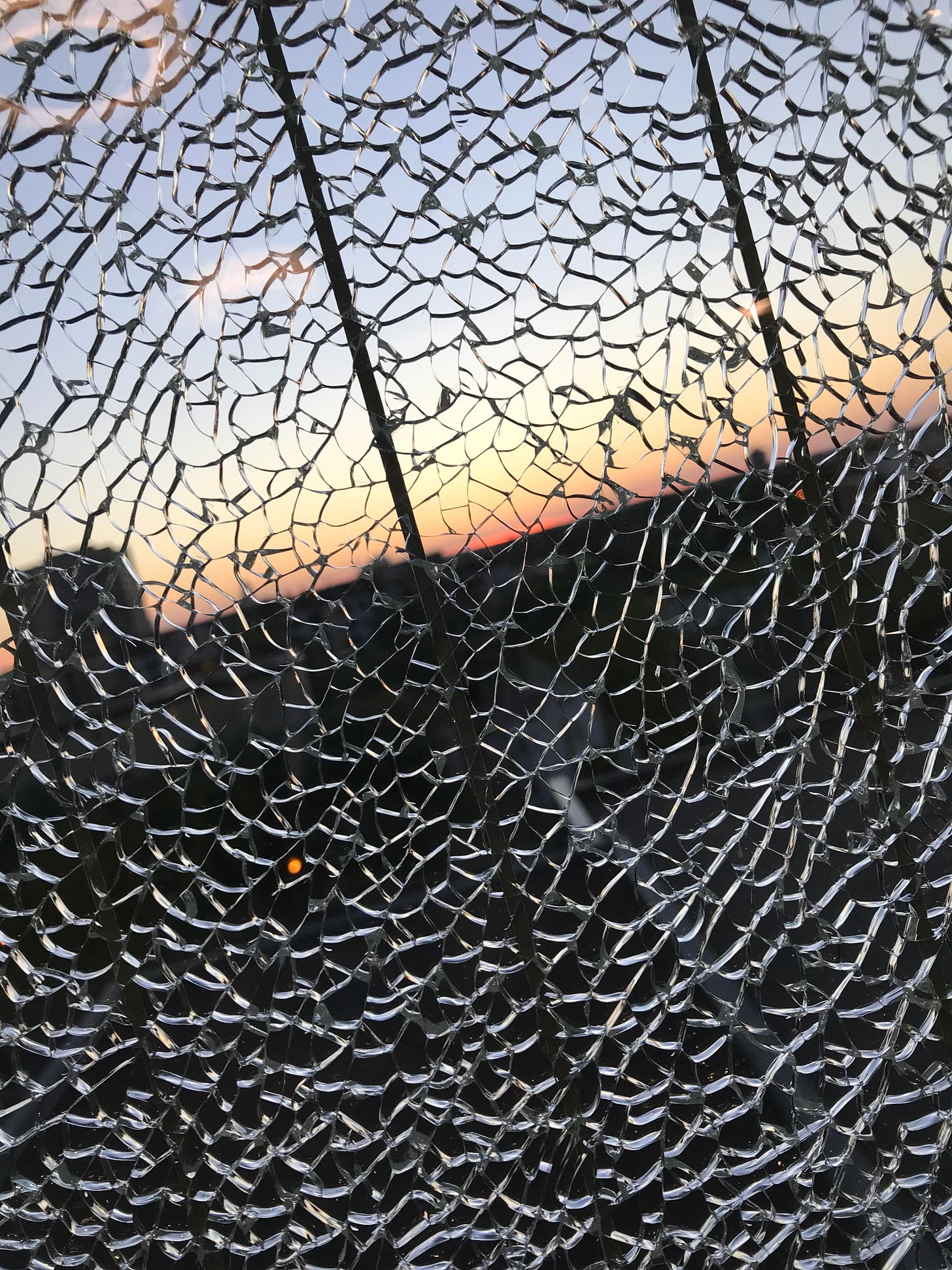 r/oddlysatisfying - Sunset through broken glass