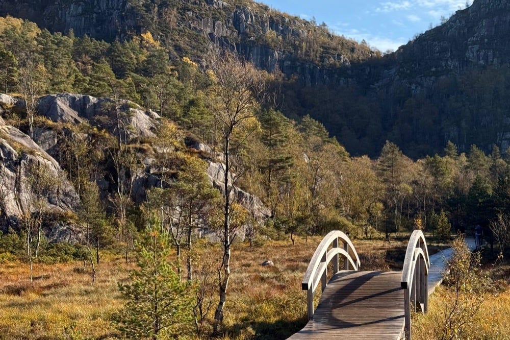 Drewniany most podczas wspinaczki na Preikestolen w Norwegii.