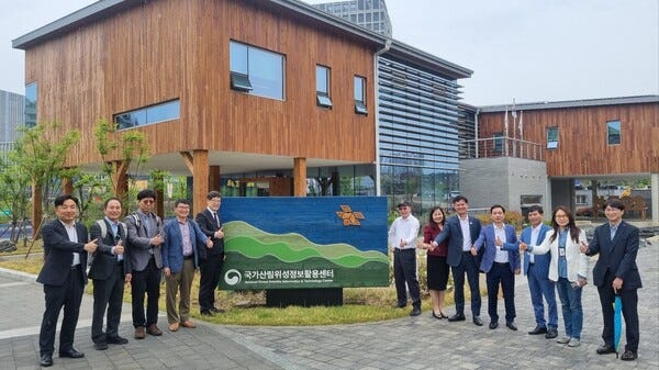 KFS officials pose for a commemorative photo with Vietnamese forestry representatives. (Source: Korea Forest Service) KFS officials pose for a commemorative photo with Vietnamese forestry representatives. (Source: Korea Forest Service)