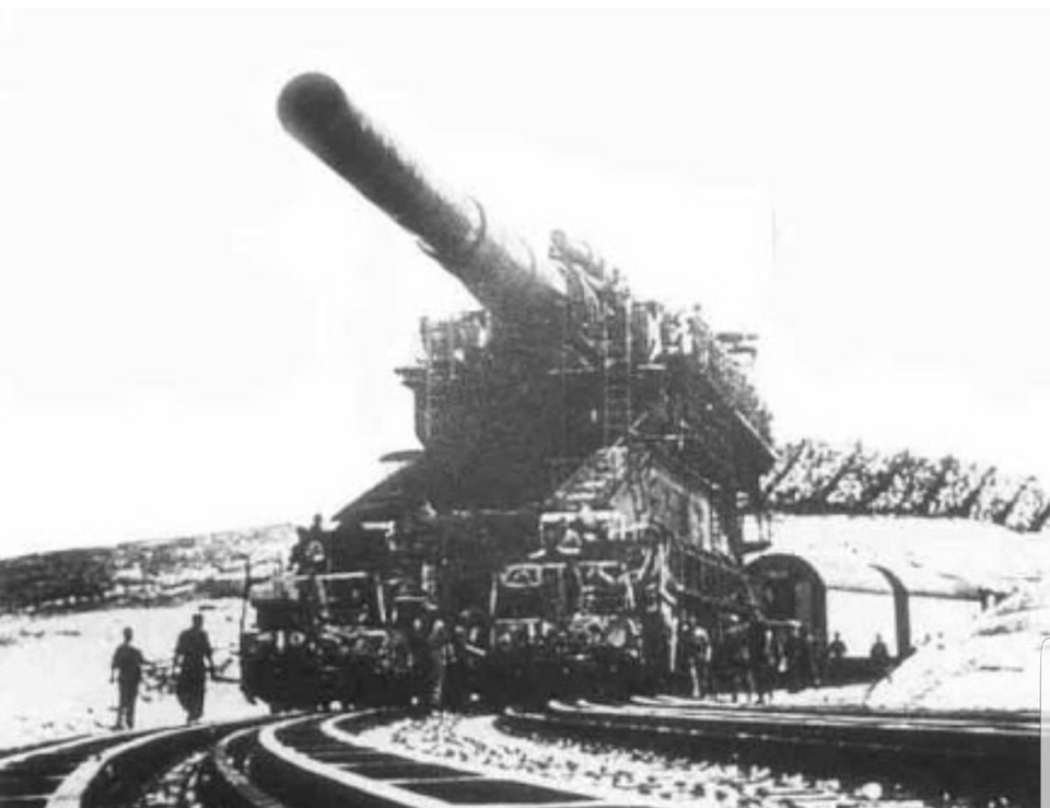 Schwerer Gustav, the German 80 cm railway gun brought in by the Germans ...
