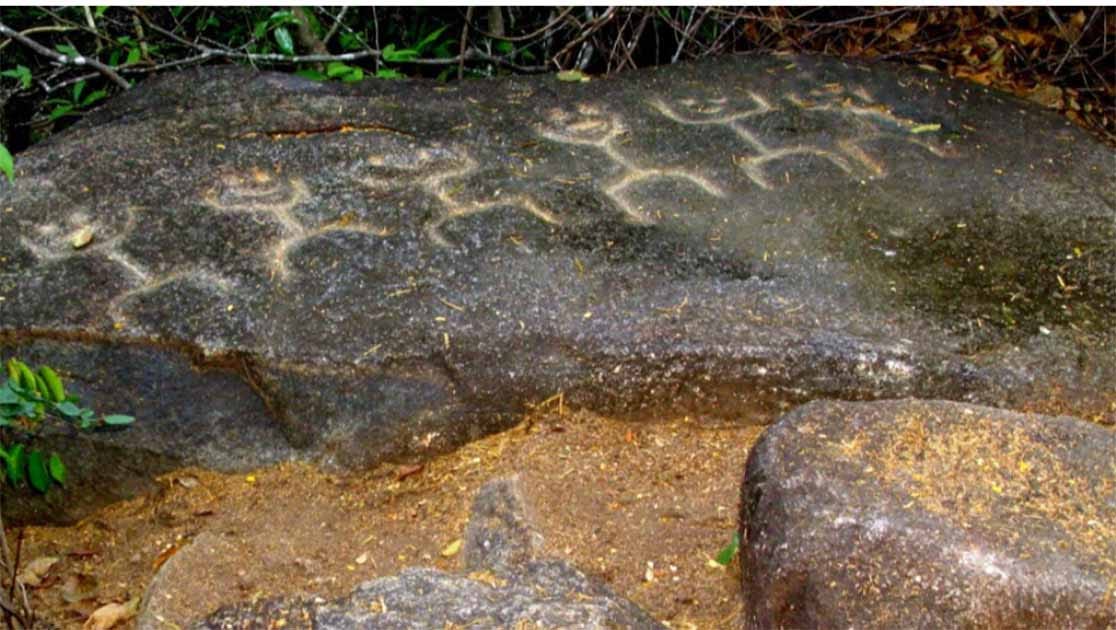 Un petroglifo de guerreros encontrado en el sitio de petroglifos de La Sabana, ciudad prehispánica perdida cerca de la ciudad de Acapulco, México. Fuente: INAH Autor Sahir Pandey