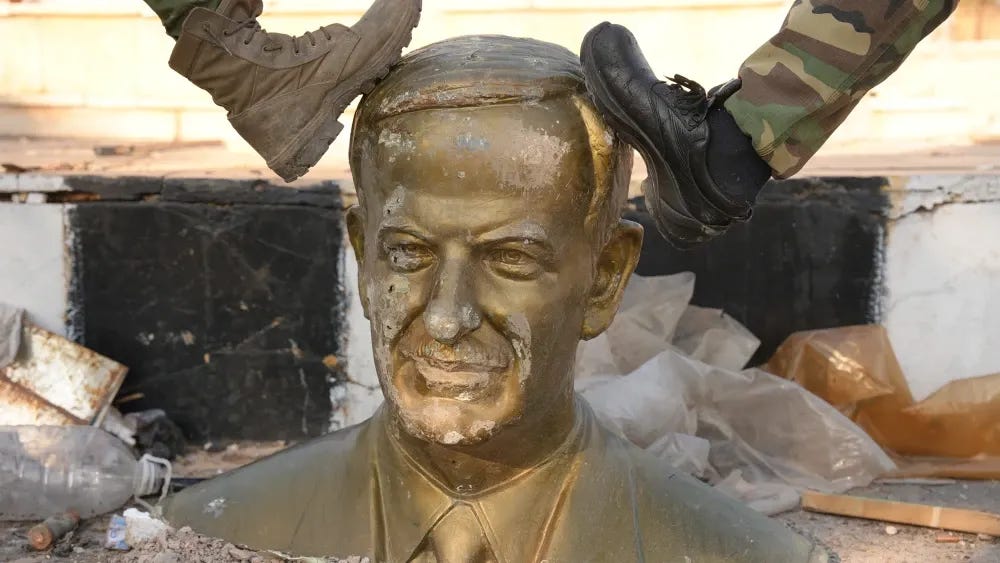 Botas na estátua de Assad