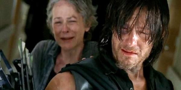 walking dead carol darryl cry when beth dies 2015