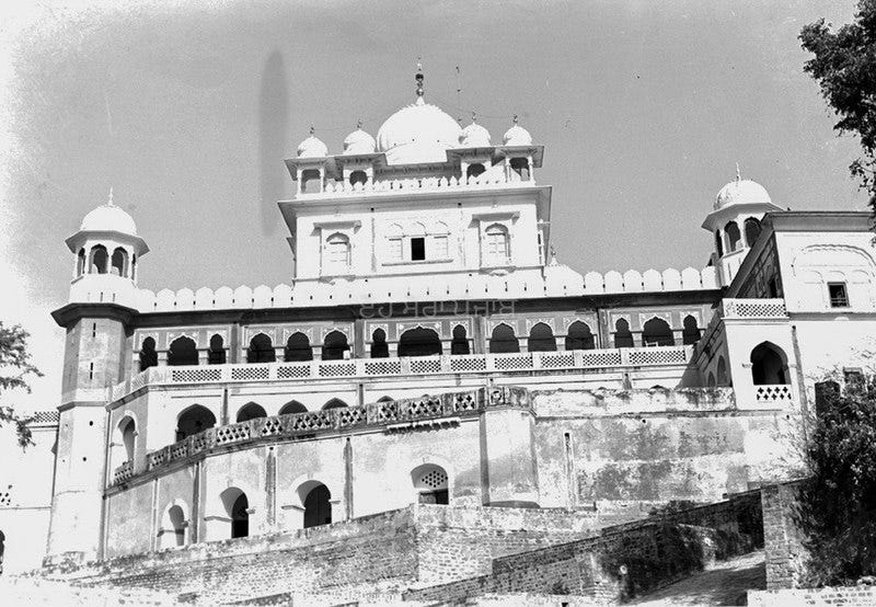 File:Photograph of Takht Kesgarh Sahib, Anandpur Sahib, Punjab, India, ca.1952 02.jpg