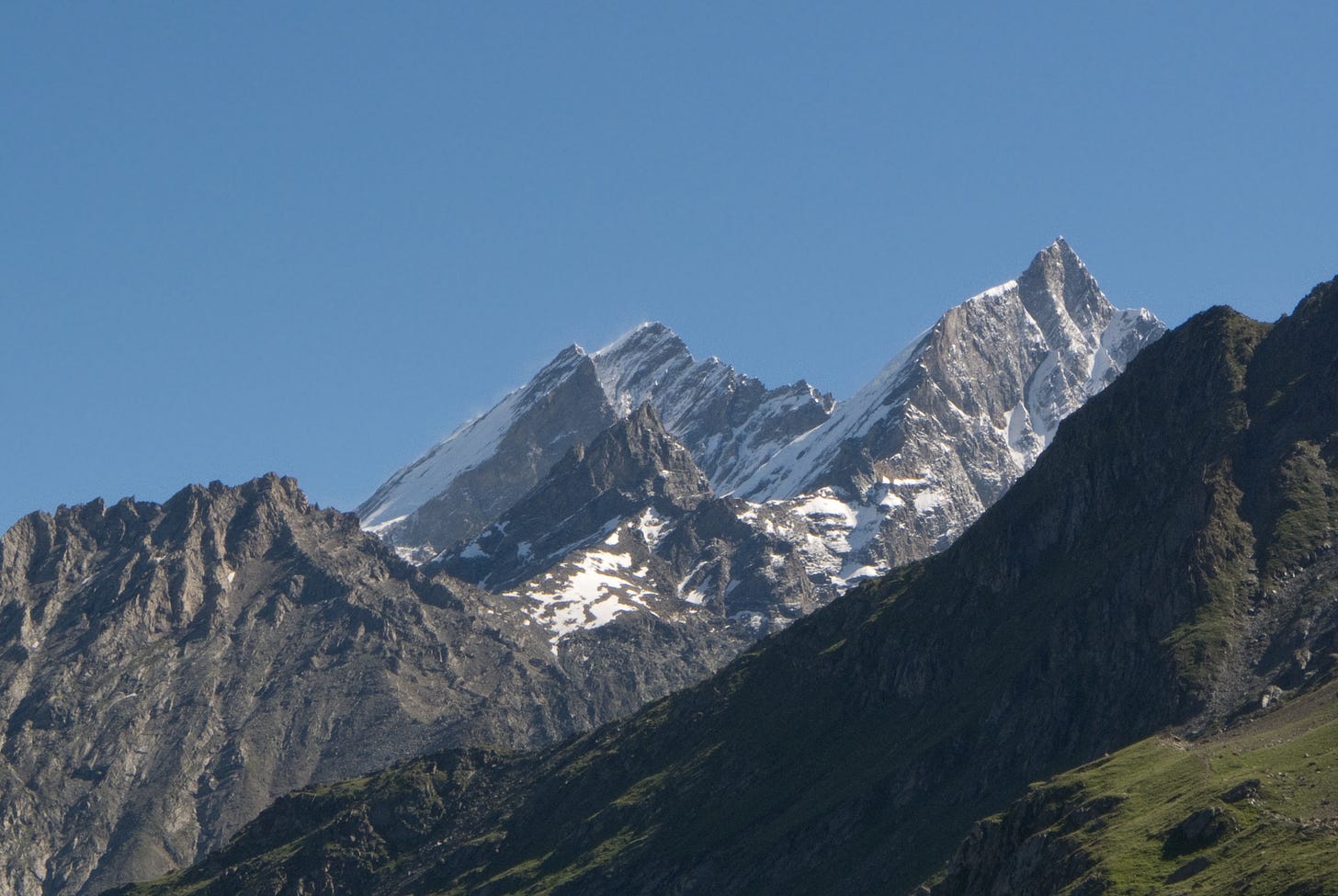The Dom (left) with the Teufelsgrat running up to the Täschhorn (right)