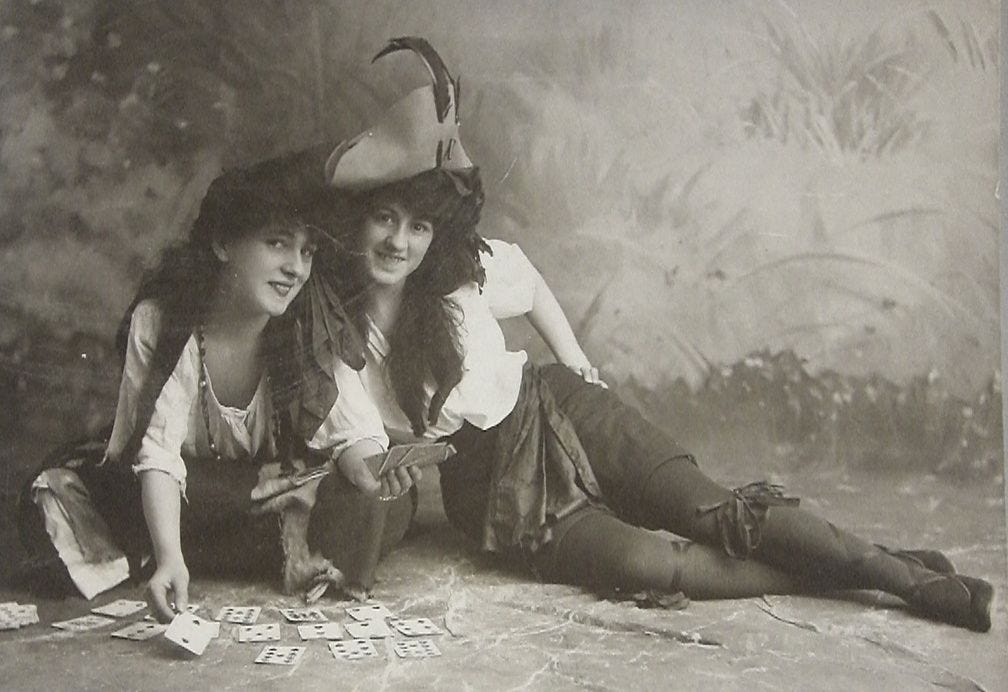 Evelyn Nesbit - Evelyn with fellow chorus girl Ida Gabrielle in the 1902  stage play "The Wild Rose" #EvelynNesbit