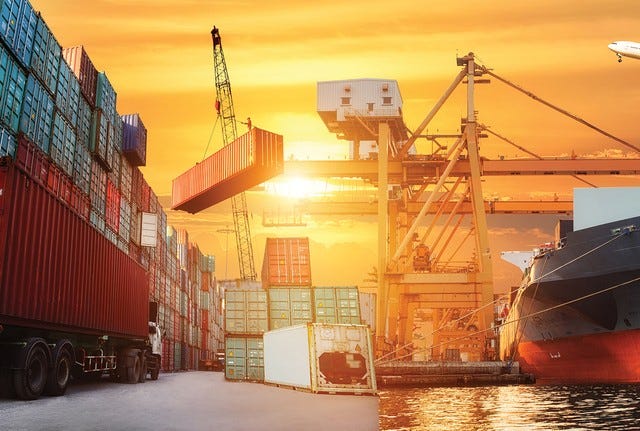 Bên cạnh việc áp thuế nhập khẩu lên hàng hóa một số nước, Mỹ đang xem xét áp dụng mức thuế nền 10% lên tất cả hàng nhập khẩu