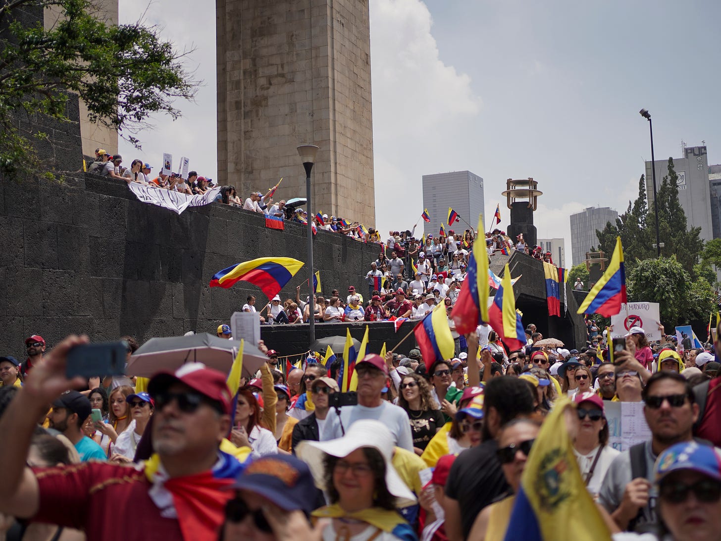 Global Venezuelan Community Rallies in Support of Opposition's Victory Claims