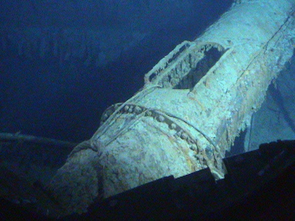 Underwater photo of Titanic wreck.