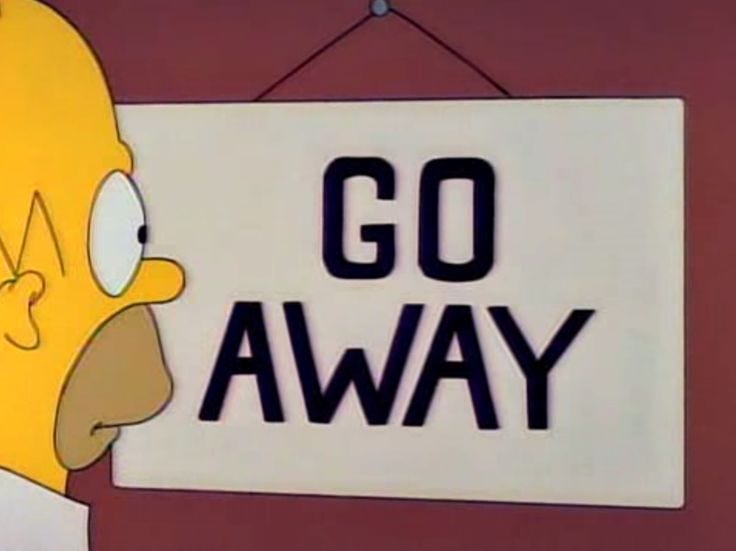Gif dai Simpson con Homer inquadrato in primo piano di quinta mentre legge un cartello appeso su una porta su cui c'è scritto GO AWAY.