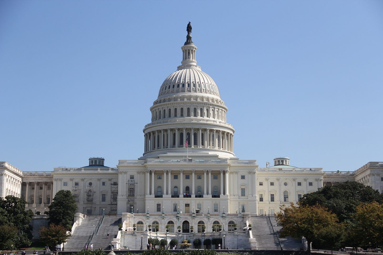 capitol-2377995_1920.jpg