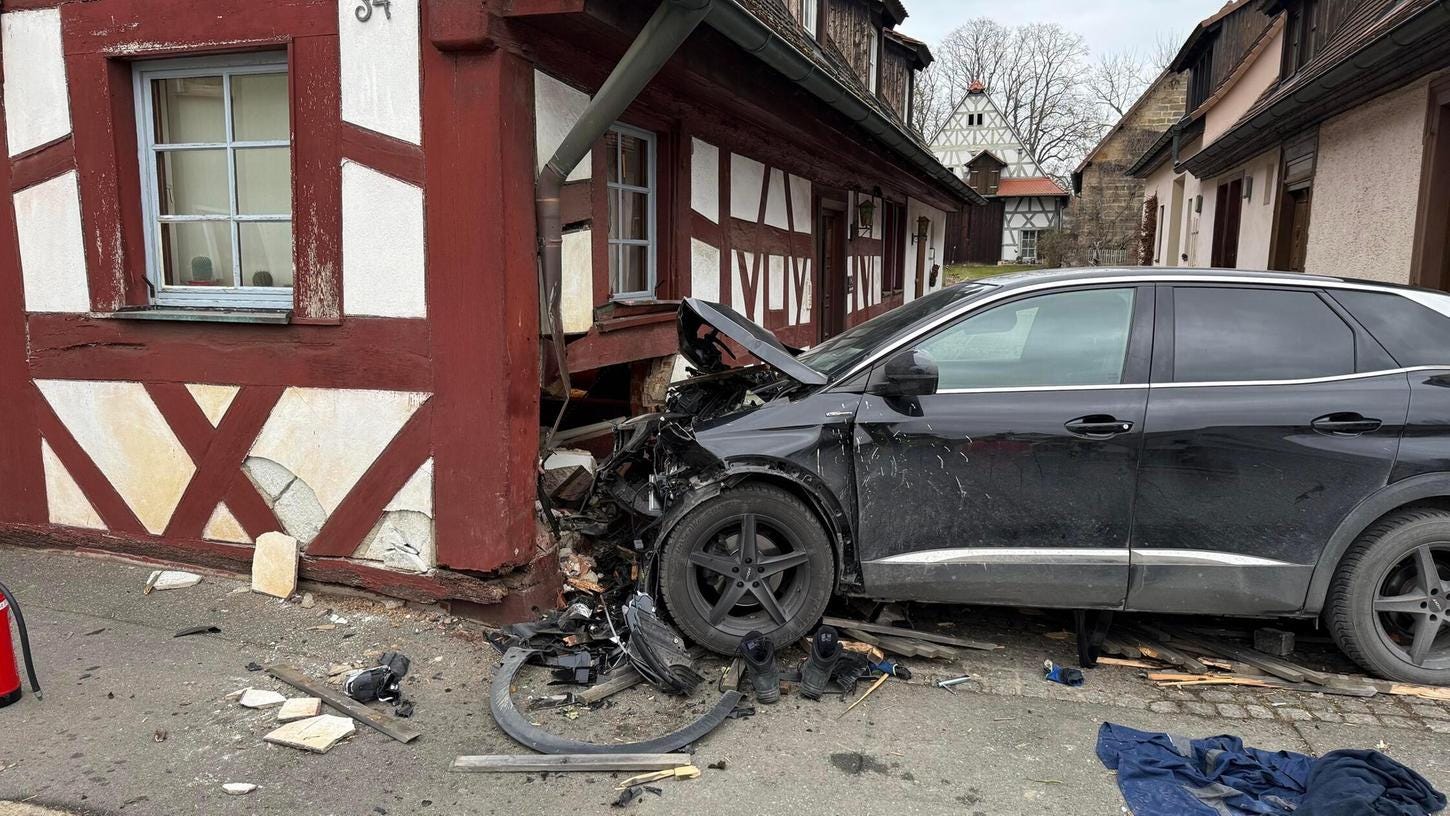 Am Auto entstand ein Totalschaden, der auf rund 30.000 Euro geschätzt wird.