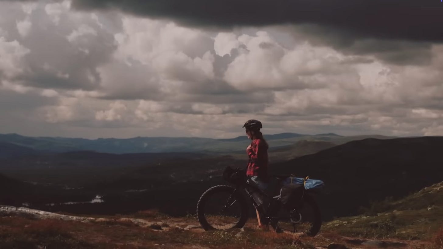 Femme dans la nature a velo au Danemark