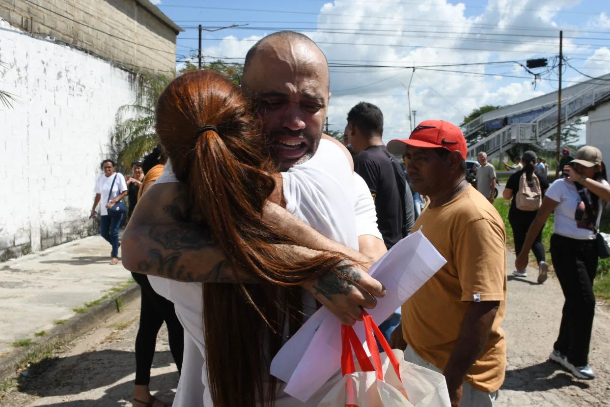 Un hombre abraza a un familiar tras ser liberado de la prisión de Tocuyito, en Venezuela. 