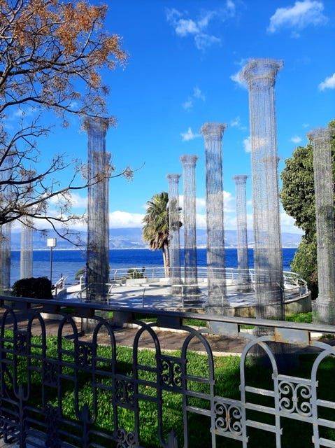 la scultura Opera installata sul lungomare di Reggio