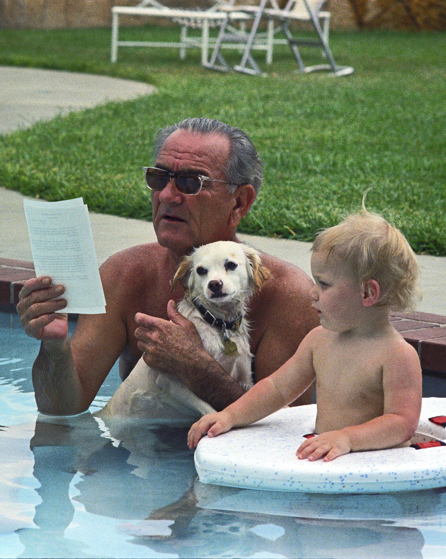 File:President Lyndon Johnson On His Birthday In Swimming Pool With His Dog  And Wikimedia Commons | lacienciadelcafe.com.ar