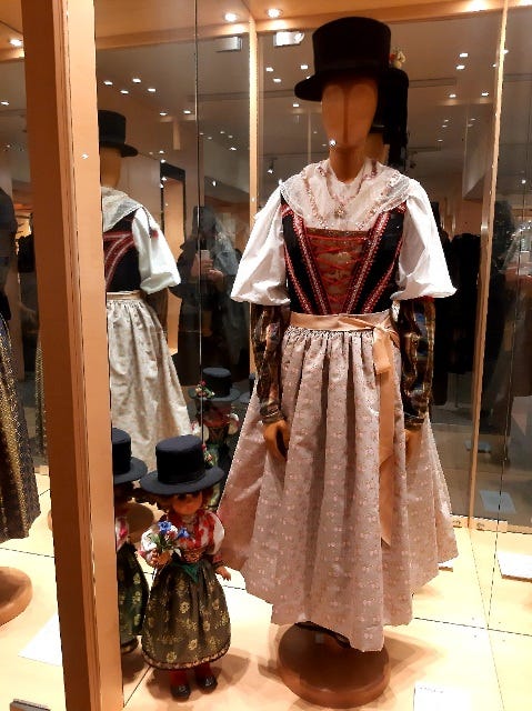 costume tradizionale delle donne di Cortina