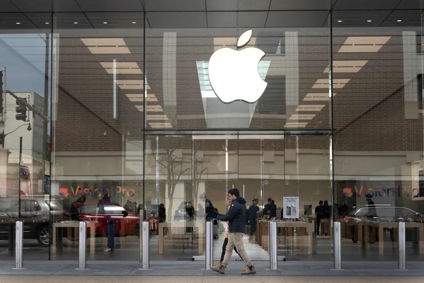 CHICAGO, ILLINOIS - 21 MART: Apple logosu 21 Mart 2024'te Chicago, Illinois'deki bir Apple mağazasının önünde asılı duruyor. Adalet Bakanlığı bugün iPhone üreticisinin telefon pazarında tekel sahibi olduğunu iddia ederek Apple'a dava açtı. Scott Olson/Getty Images/AFP (Fotoğraf: SCOTT OLSON / GETTY IMAGES KUZEY AMERİKA / Getty Images, AFP aracılığıyla)